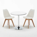 Table blanche ronde 70x70cm 2 chaises colorées d'intérieur bar café Nordica Long Island Modèle