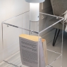 Tavolino da salotto in plexiglass trasparente di design 29x32x45cm Contigo Catalogo