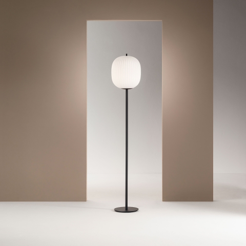 Lampada da terra in metallo nero con paralume in vetro soffiato Domizia-A Promozione