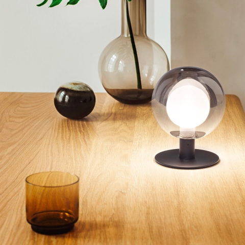 Lampada da tavolo di design a sfera in vetro e metallo Teramo Promozione