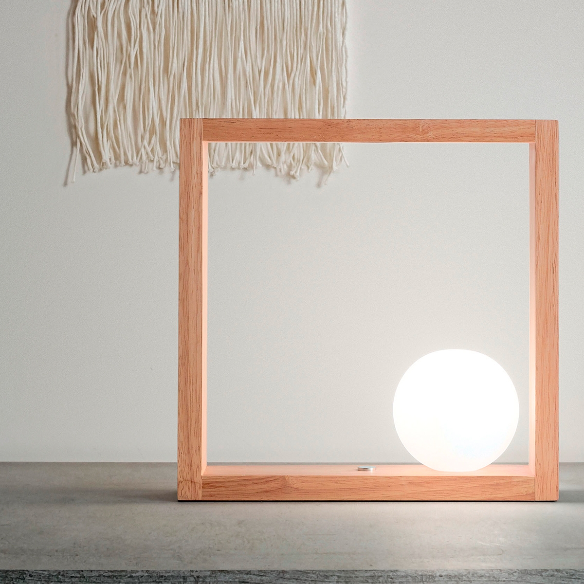 Lampada LED da tavolo design in legno con paralume a sfera in vetro Kark Promozione Lampada LED da tavolo design in legno con paralume a sfera in vetro Kark Promozione