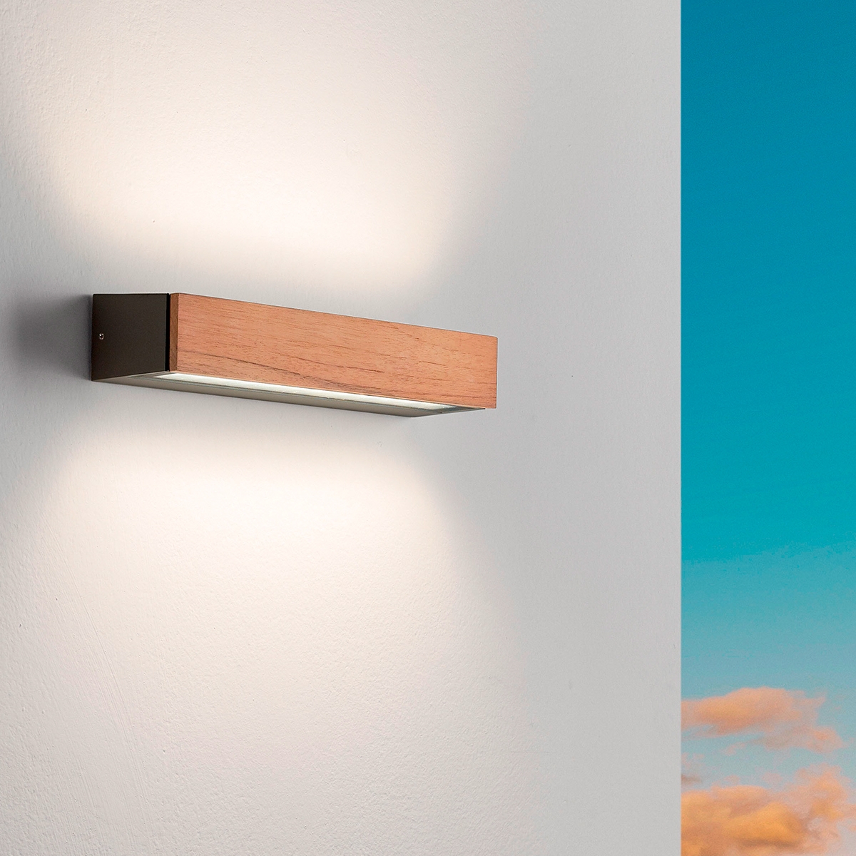 Lampada LED da parete esterno applique in legno teak e vetro Hazel Promozione Lampada LED da parete esterno applique in legno teak e vetro Hazel Promozione