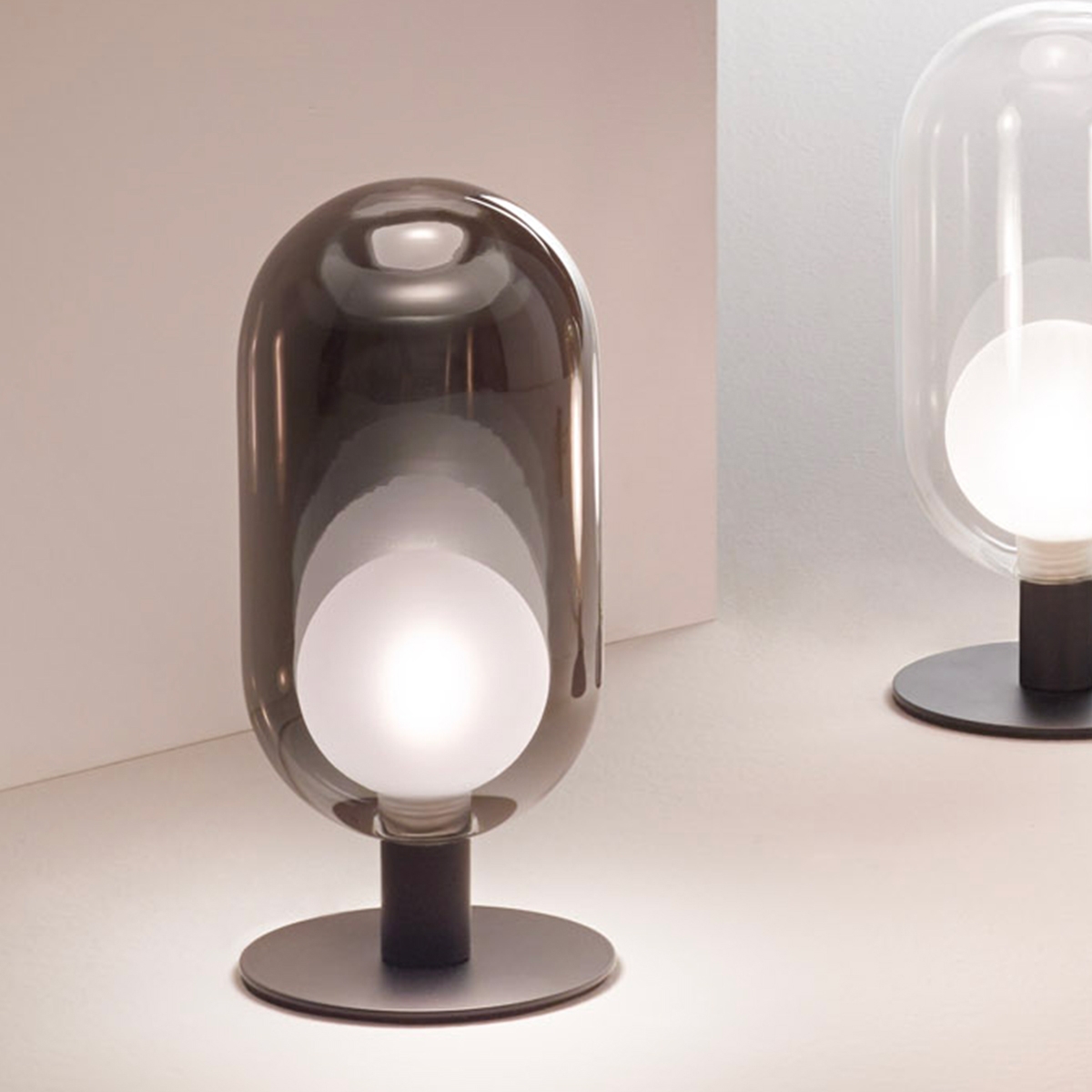 Lampada da tavolo LED in vetro fumé e metallo nero stile vintage Gubbio Promozione Lampada da tavolo LED in vetro fumé e metallo nero stile vintage Gubbio Promozione