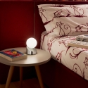 Lampada LED moderna da tavolo comodino a sfera in vetro soffiato Gravity Saldi