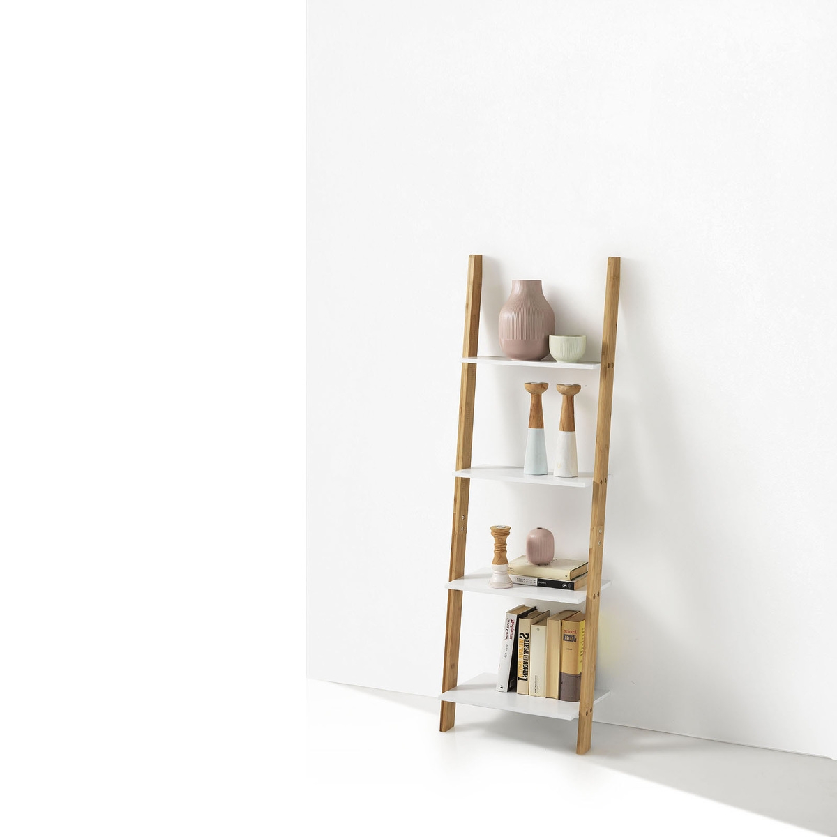 Étagère escalier en bois de bambou avec 4 tablettes Memphis Promotion Étagère escalier en bois de bambou avec 4 tablettes Memphis Promotion
