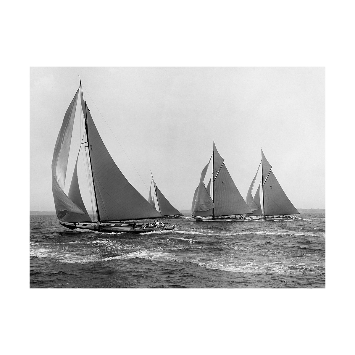 Quadro su tela vintage bianco e nero Sloops at Sail, 1915 Edwin Levick Promozione Quadro su tela vintage bianco e nero Sloops at Sail, 1915 Edwin Levick Promozione