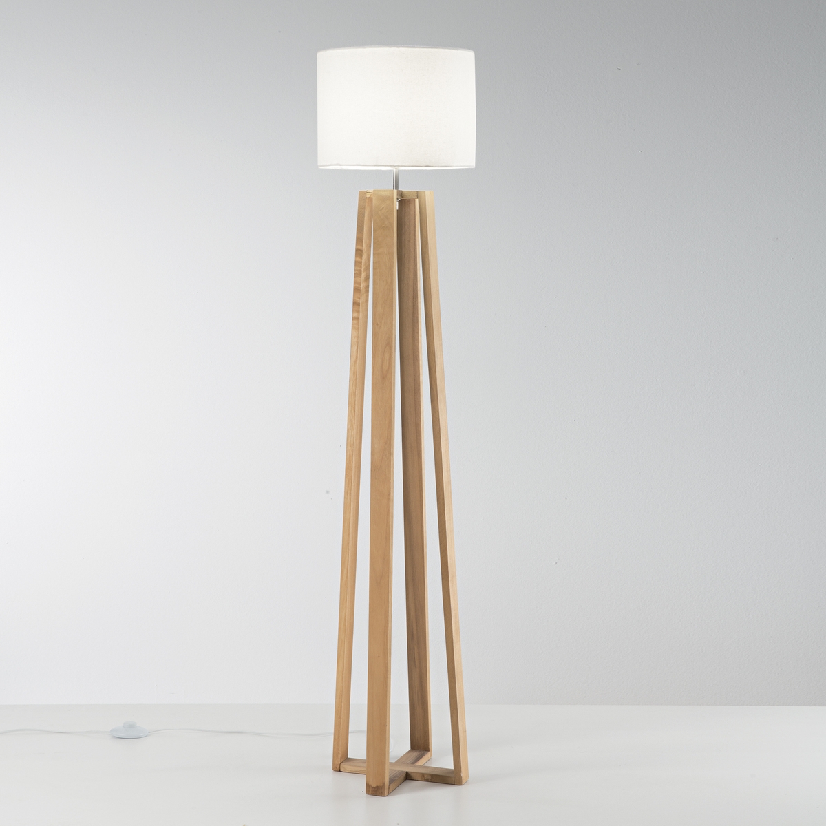 Lampadaire en bois naturel avec abat-jour en tissu blanc Berry PT Promotion Lampadaire en bois naturel avec abat-jour en tissu blanc Berry PT Promotion