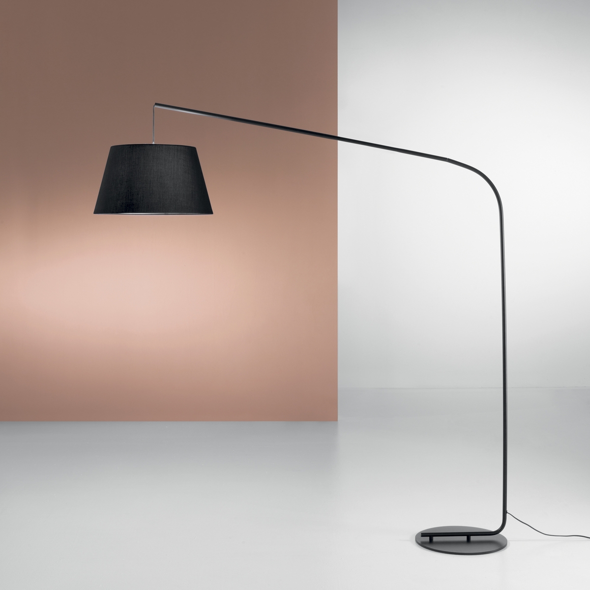 Lampadaire moderne courbé en métal noir avec abat-jour en tissu 180cm Enjoy Promotion Lampadaire moderne courbé en métal noir avec abat-jour en tissu 180cm Enjoy Promotion