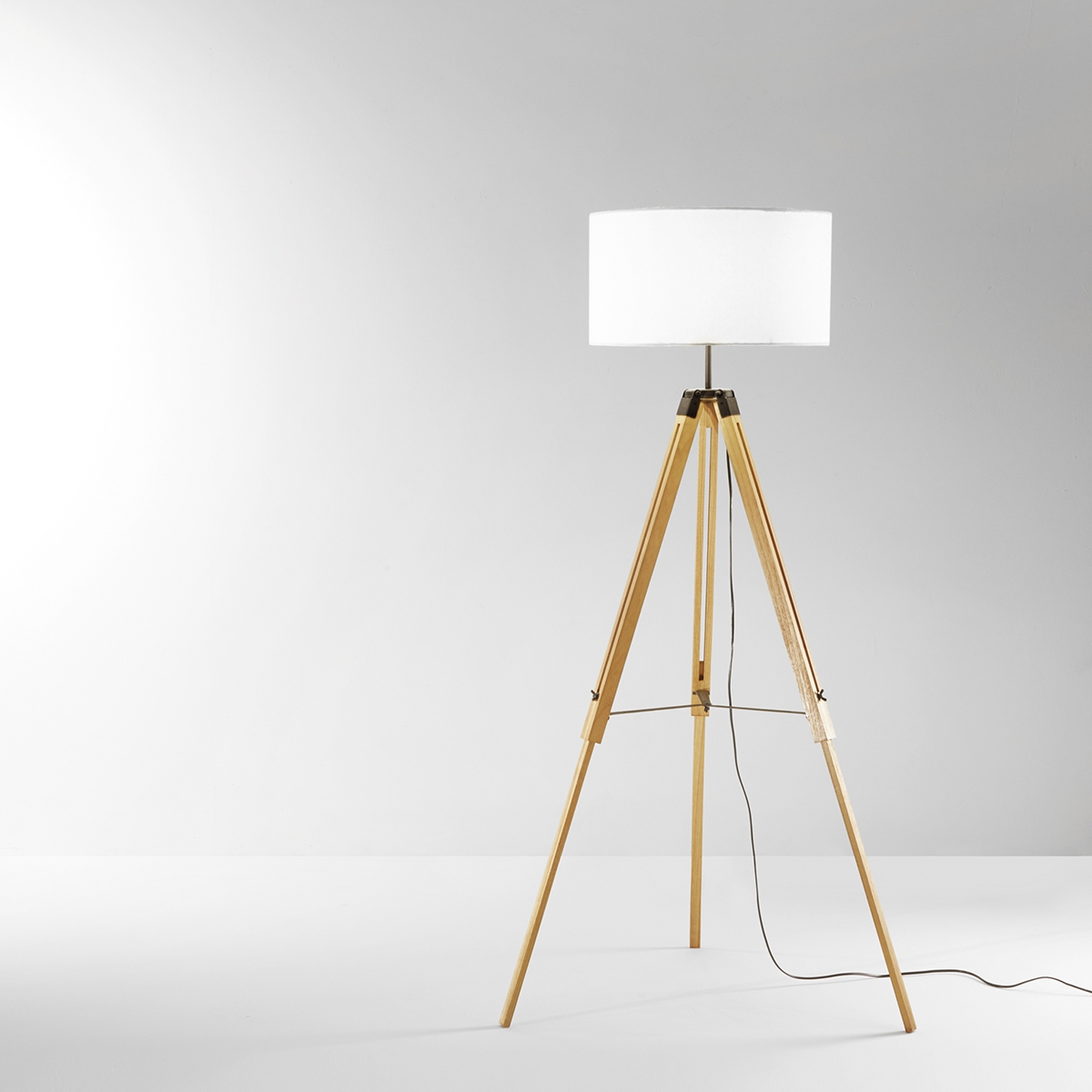 Piantana tre piedi in legno con paralume in tessuto bianco Studios Promozione Piantana tre piedi in legno con paralume in tessuto bianco Studios Promozione