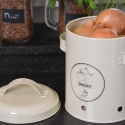 Vintage Vorratsdose für Zwiebeln aus perforiertem Blech mit Deckel Verkauf