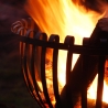 Erhöhte Feuerschale für den Garten aus schwarzem Metall mit Griffen Rabatte