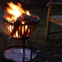 Erhöhte Feuerschale für den Garten aus schwarzem Metall mit Griffen Verkauf